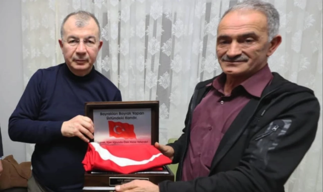 Şehit Ailesine Türk Bayrağı ve Kur’an-ı Kerim Hediye Edildi