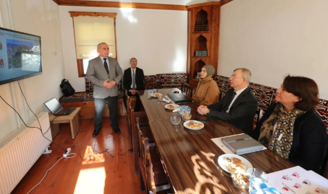 Vali Doruk tarihi eserleri inceledi