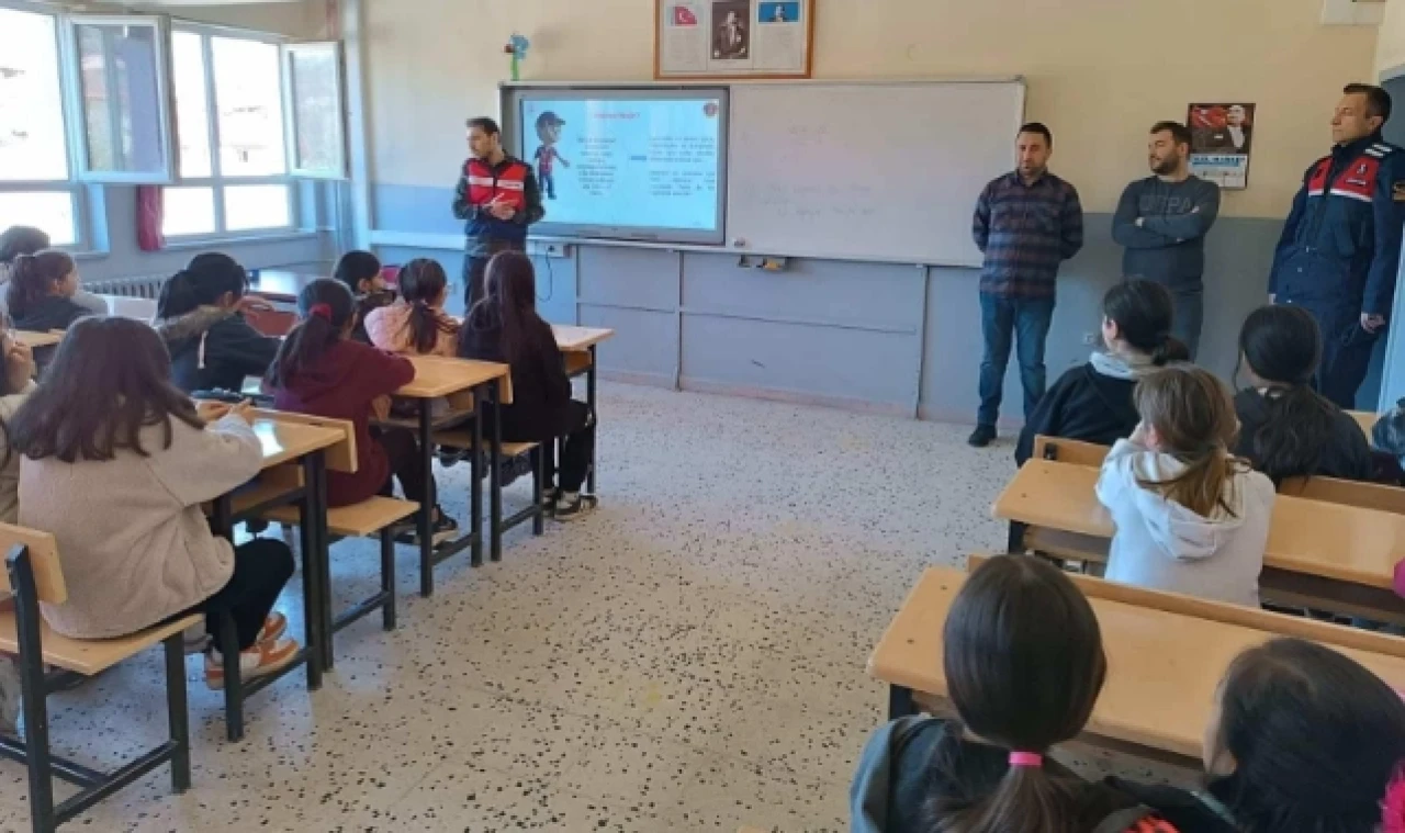 Amasya’da Jandarma Öğrencileri Bilgilendiriyor