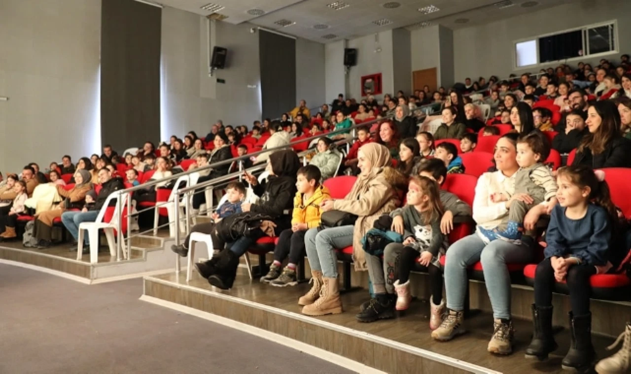 “Bremen Mızıkacıları” Çocuklar İçin Sahne Aldı