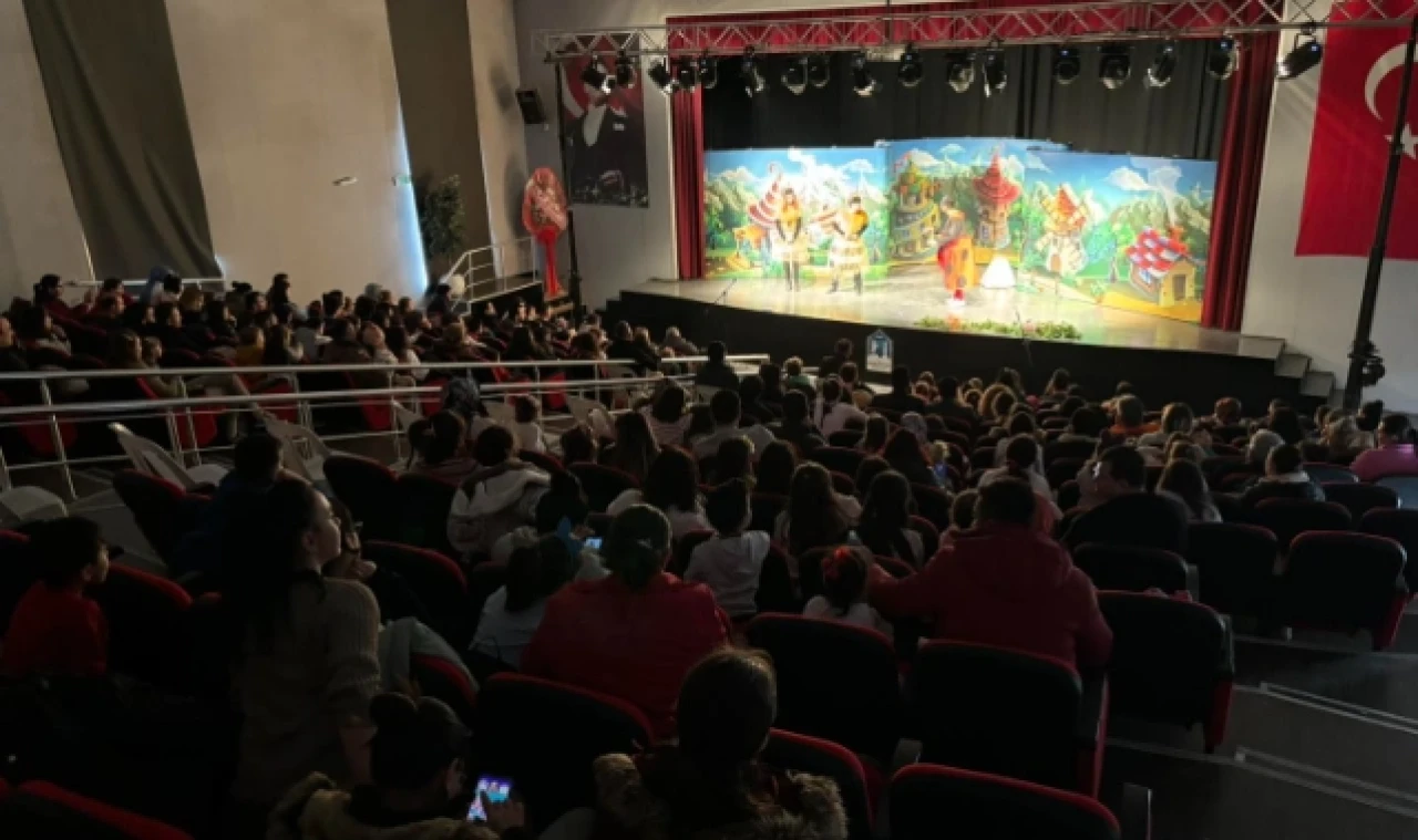 Festival perdelerini çocuklarla kapattı
