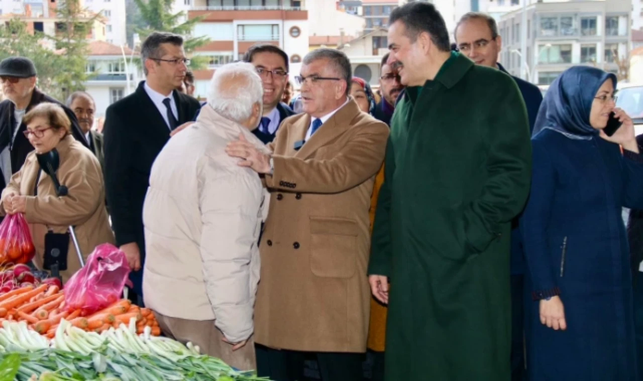 İpek ve Uyanık Pazar Esnafını Ziyaret Etti