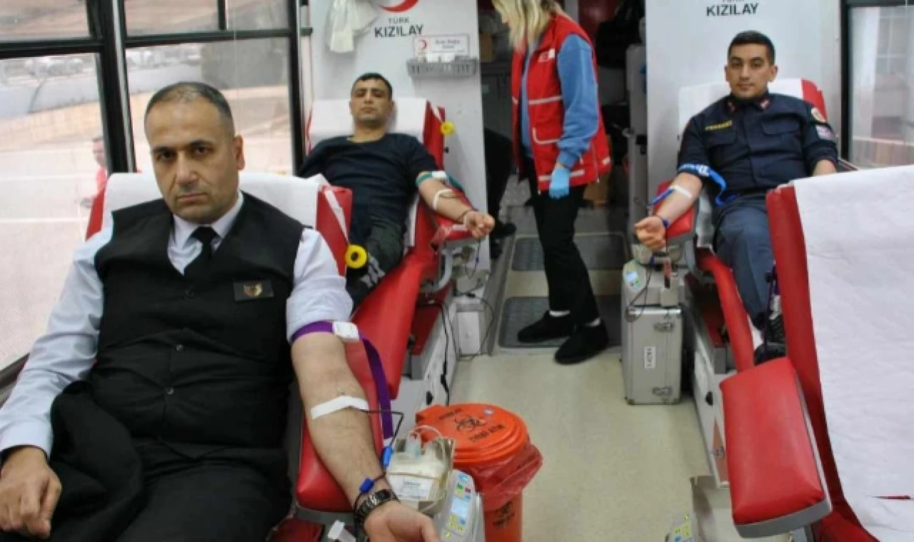 Jandarmadan Kızılay'a Kan Bağışı