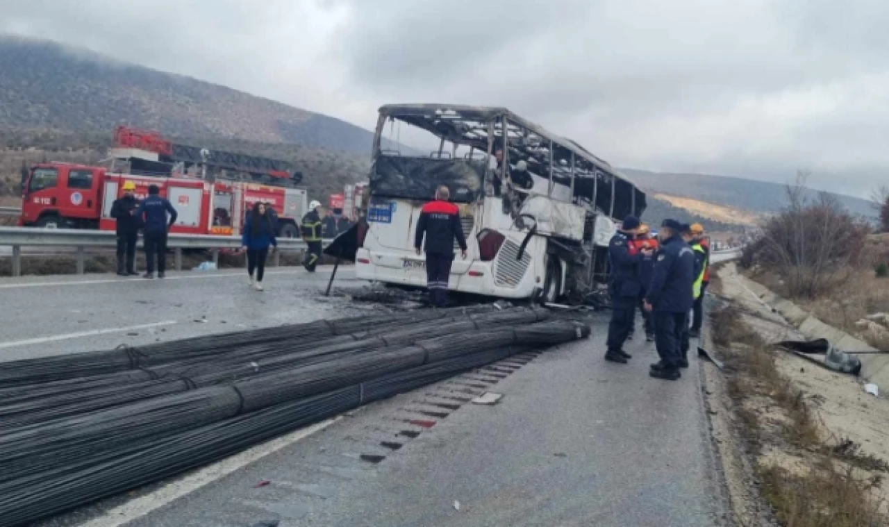 Kamyona çarpan otobüs alev aldı: 2 ölü, 6 yaralı