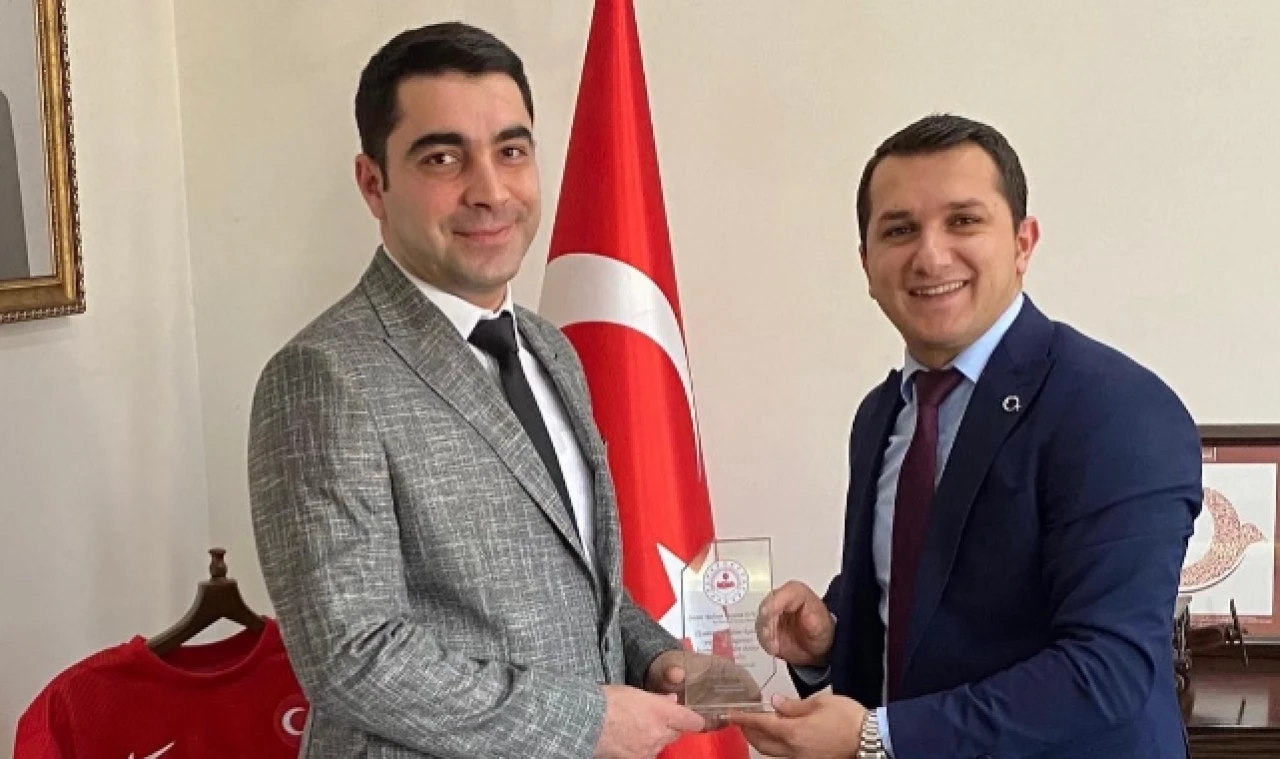 Kaymakam Kartal, Dikici’ye plaket takdim etti