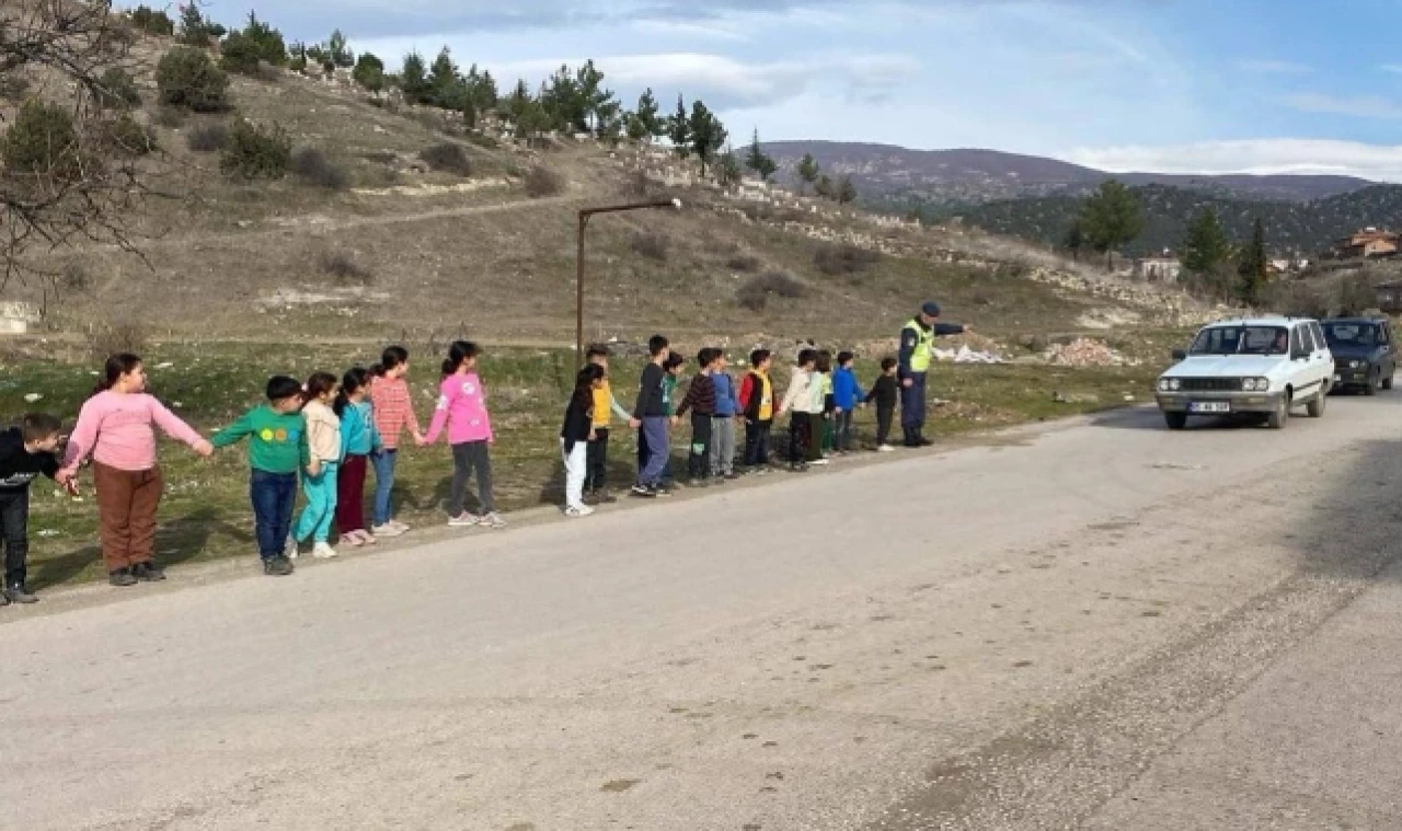 Köy Okullarında Öğrencilere Trafik Eğitimi Verildi