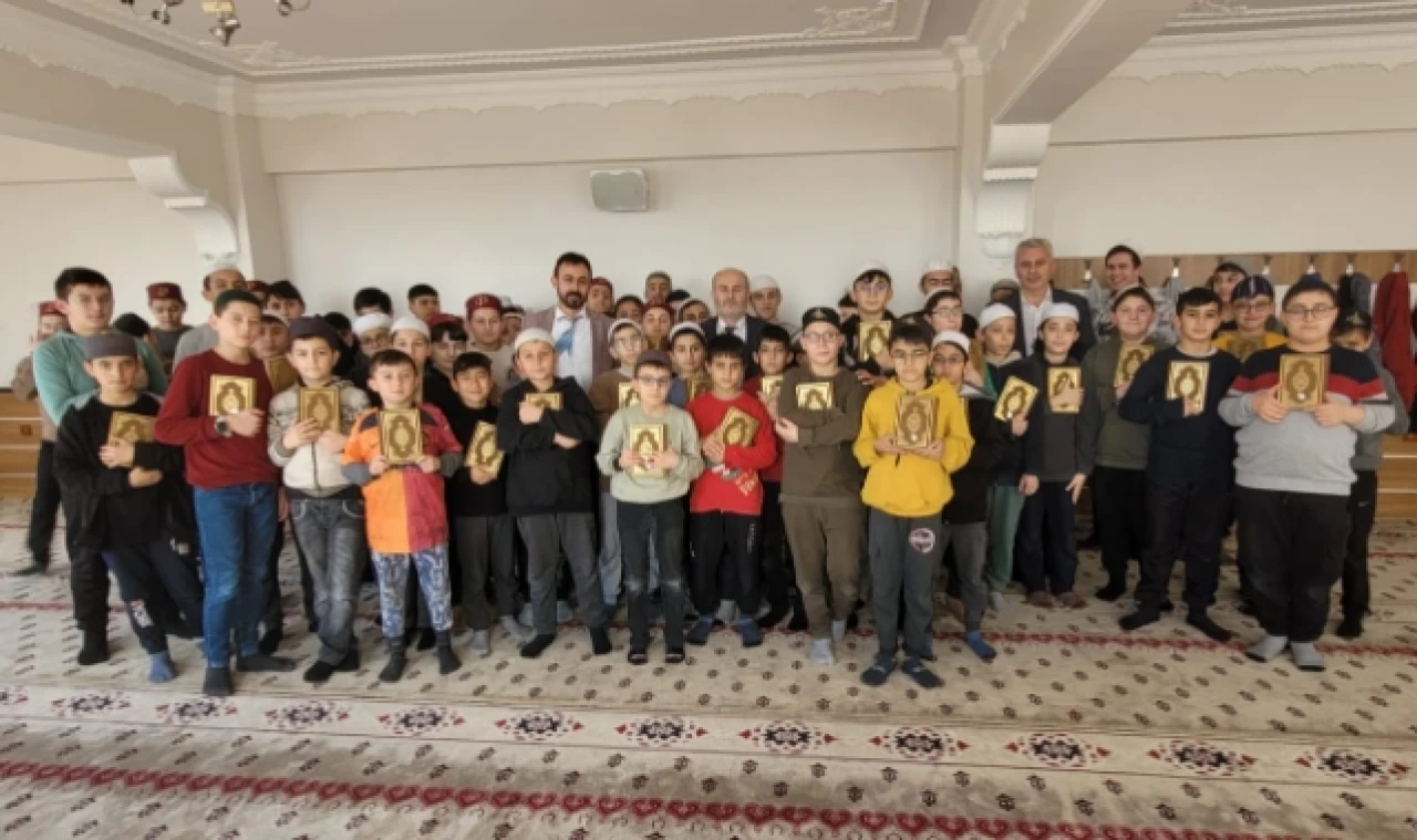 Kur’an Kursu Öğrencilerine Kur’an-ı Kerim Hediye Edildi