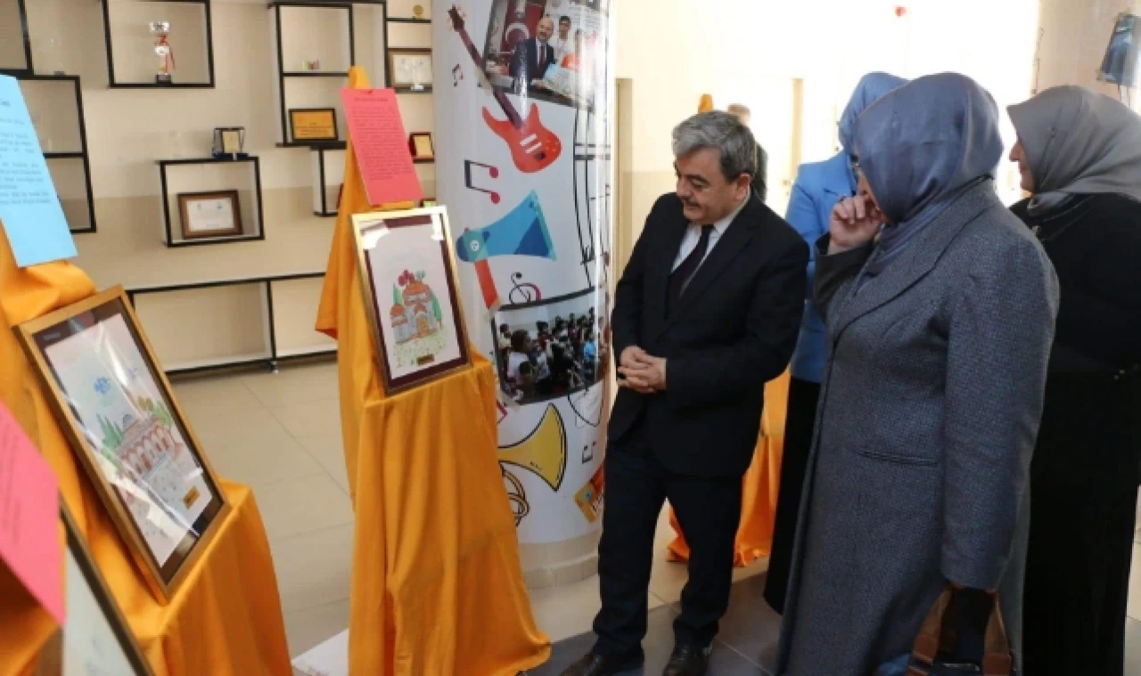 Müdür Türkmen, Sergi Açılışı Gerçekleştirdi