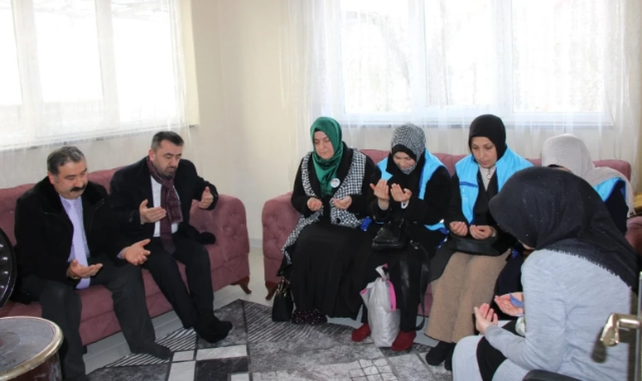 Müftü Durmuş Depremzede Aileleri Ziyaret Etti