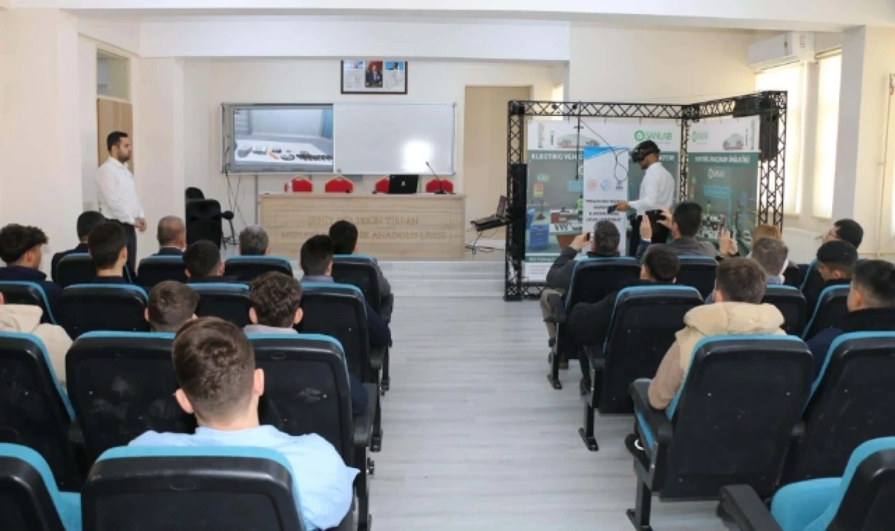 Öğrencilere "Simülatörlü Elektrikli Araç Bakım Eğitimi" Verildi