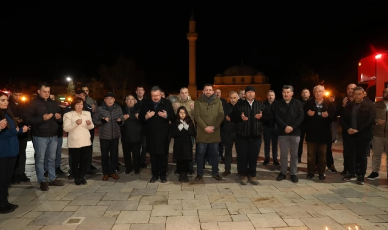Saat 04.17'de depremde hayatını kaybedenler anıldı