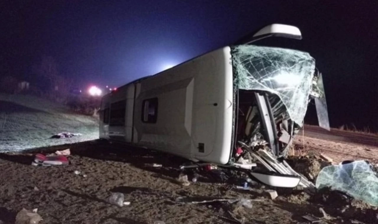 Yolcu otobüsü devrildi: 1 ölü, 18 yaralı