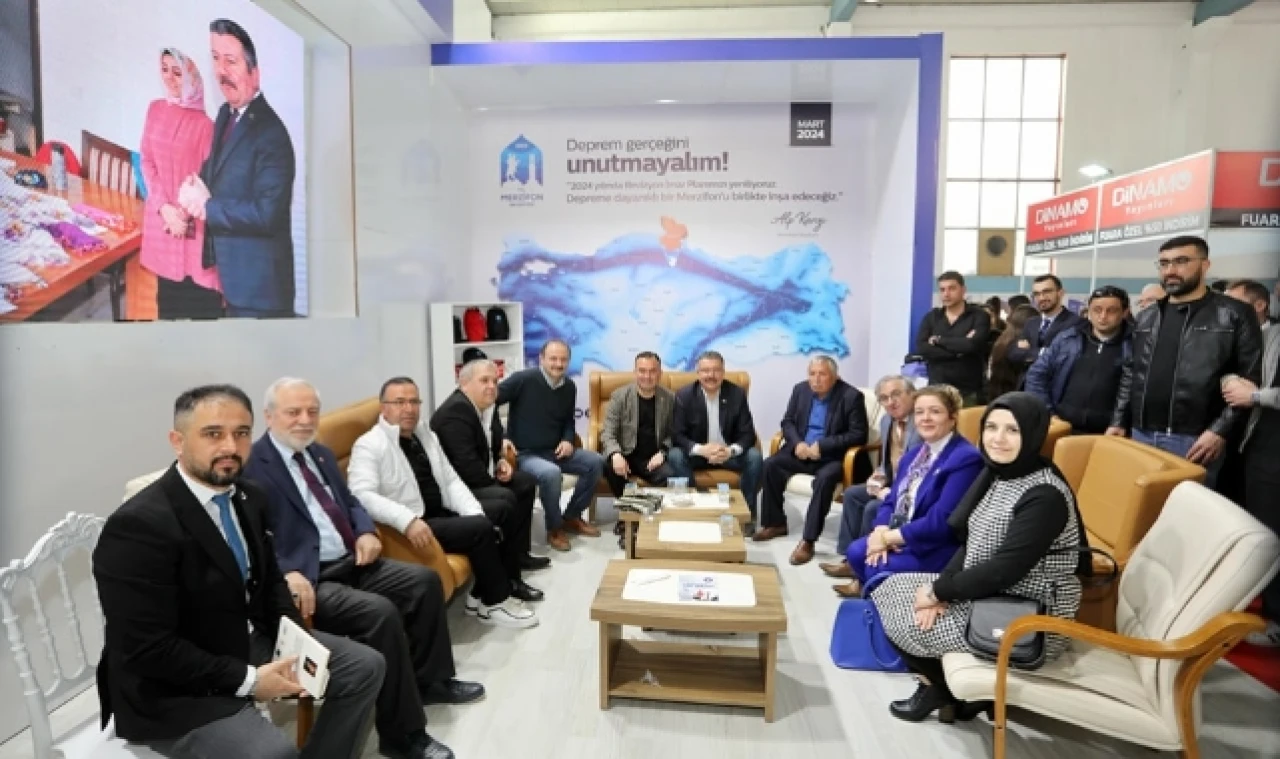Ak Parti Heyeti Kitap Fuarını Ziyaret Etti