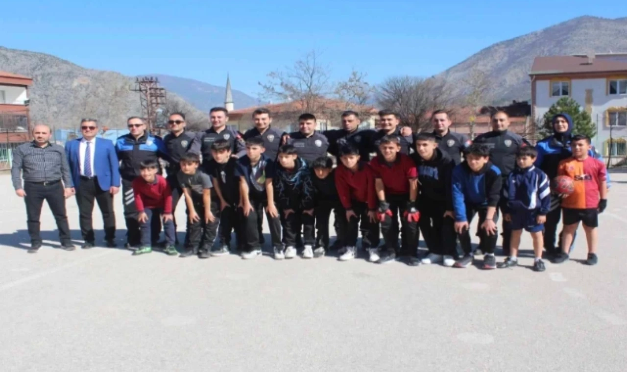 Amasya'da Polisler Öğrencilerle Futbol Oynadı