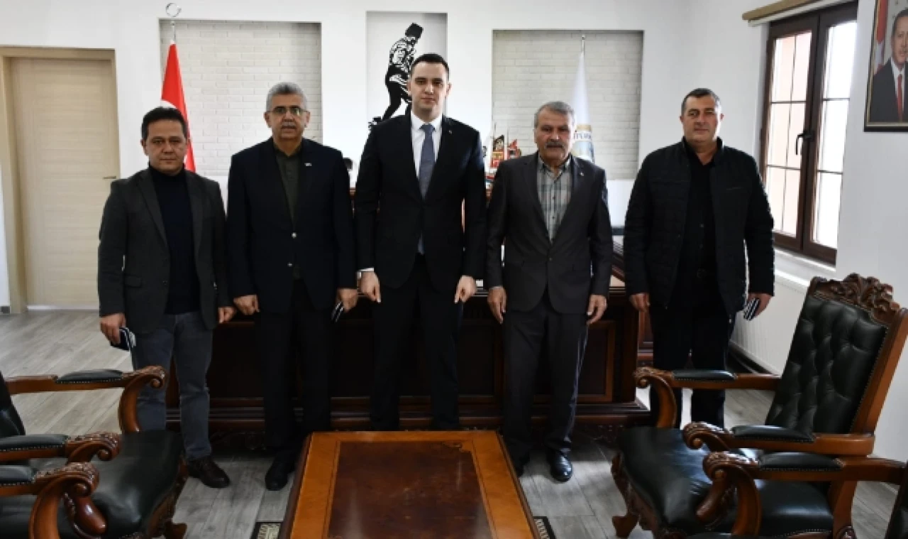 Büyükkaymakcı’dan Meclis Üyelerine Plaket