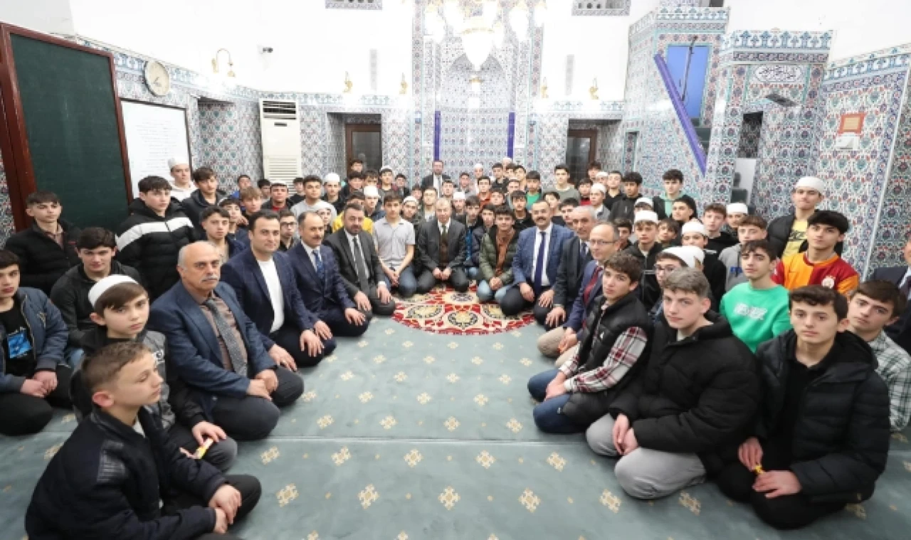 “Değerlerimize Yolculuk” Projesi Kapsamında İftar Programı Düzenlendi