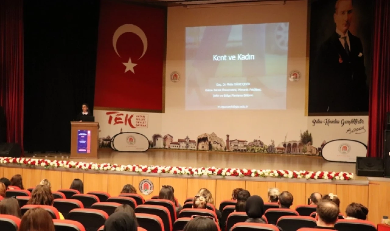 "Mekan ve Kadın" Konulu Konferans Düzenlendi