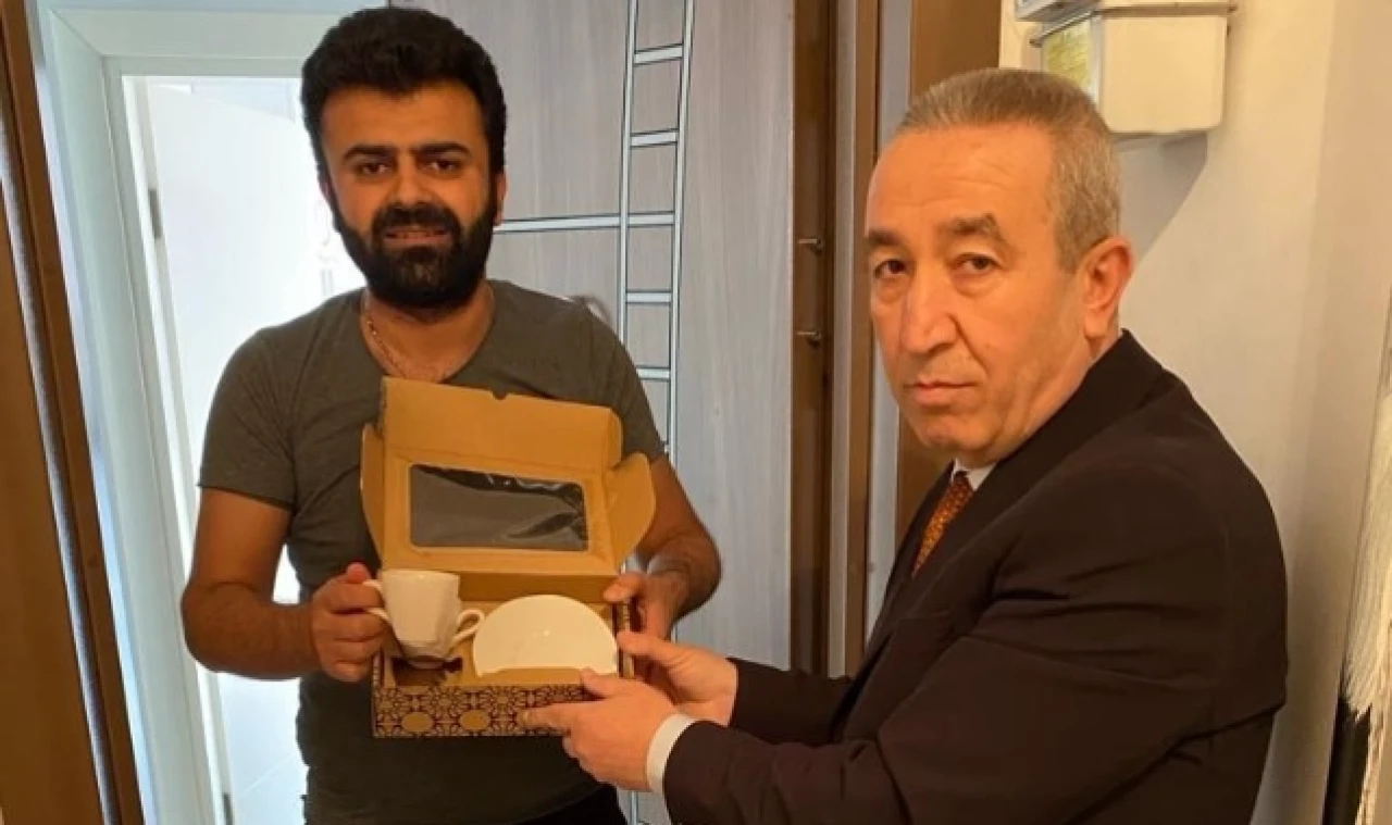 Merzifonlu muhtar adayından mahalleliye 3 bin kahve fincanı takımı