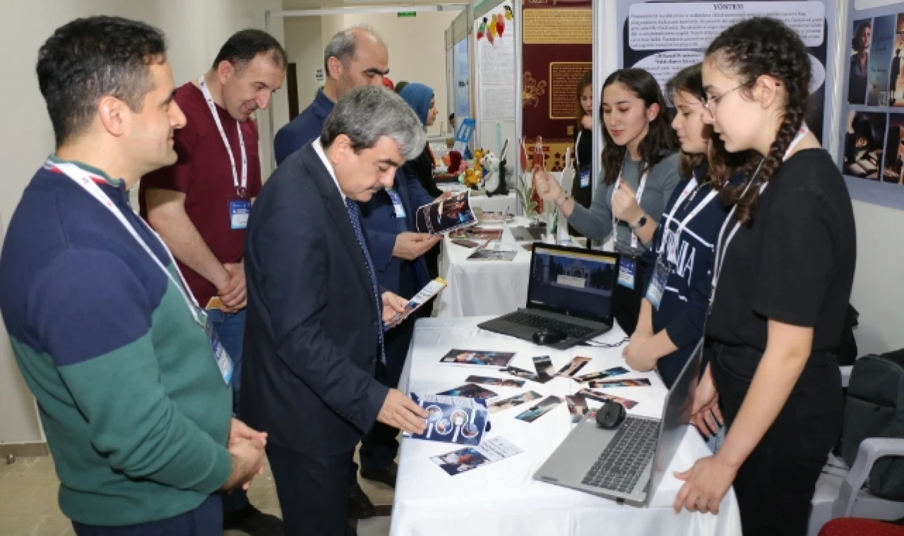 Müdür Türkmen, Öğretmen ve Öğrencileri Tebrik Etti