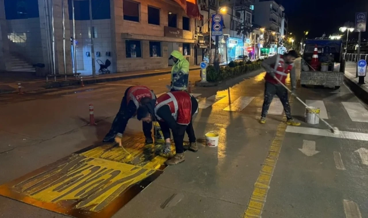 Amasya Belediyesi Yaya Geçitlerini Boyuyor