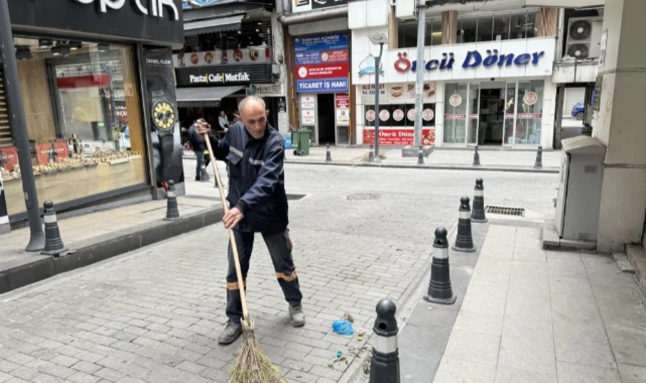 Belediyenin temizlik işçisi maaşıyla beş öğrenciye burs veriyor