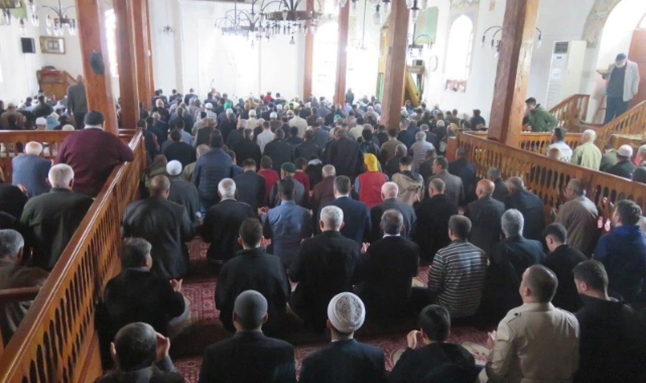 Camiler doldu taştı