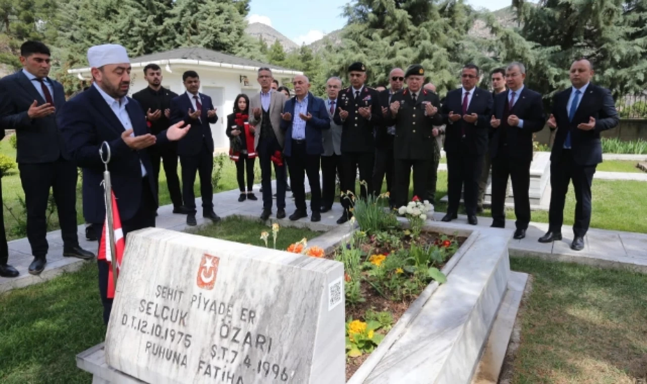İl Protokolü Şehitlik Ziyaretinde Bulundu