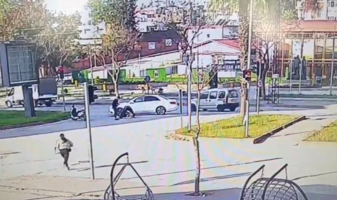Köpeklerin kovaladığı genç kıza otomobil çarptı