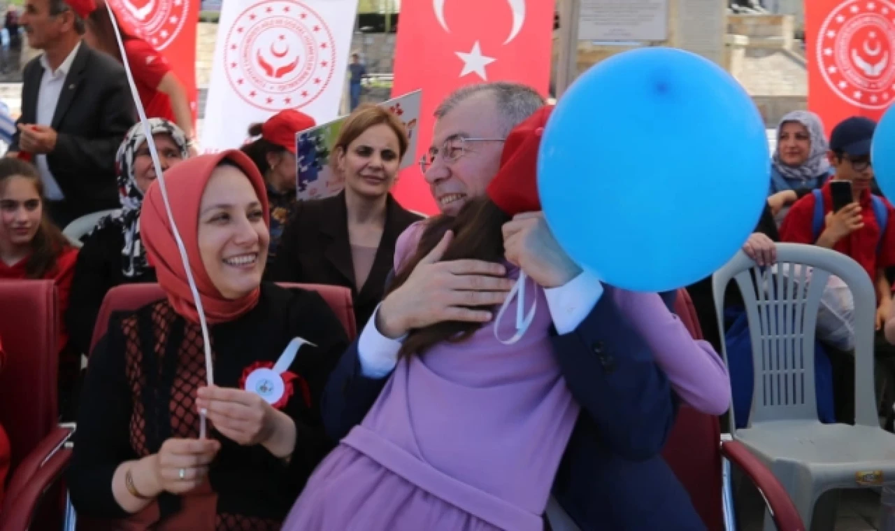 Mavi Balonlar Gökyüzüyle Buluşturuldu