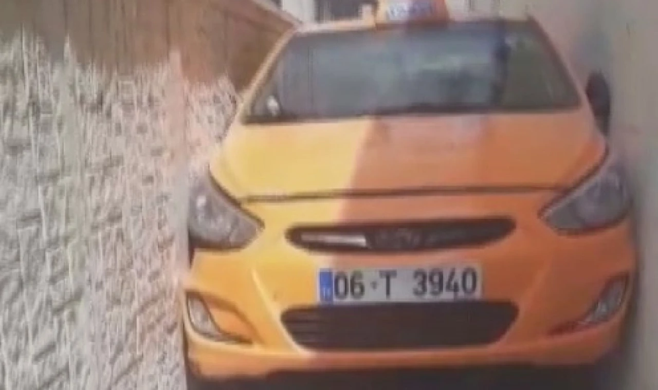 Polisten kaçan taksi sürücüsü 2 duvar arasına sıkıştı