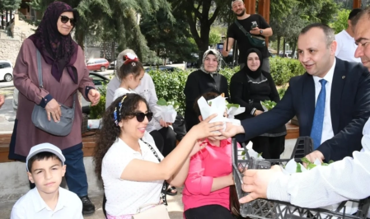 Sevindi, Çelenk Sunma Törenine Katıldı