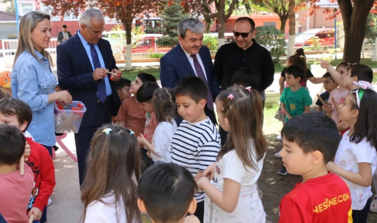 Türkmen, Merzifon'da Minik Öğrencilerle Bir Araya Geldi