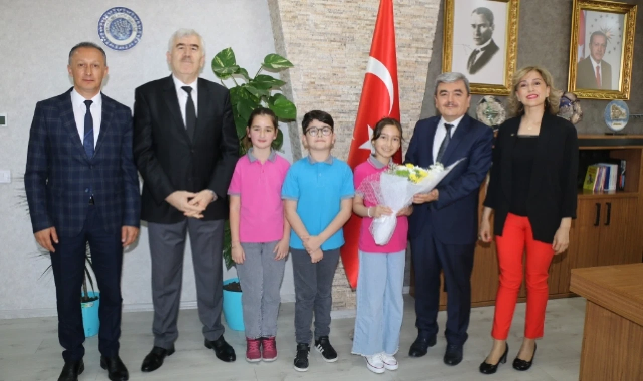 Türkmen Öğrencileri Ağırladı