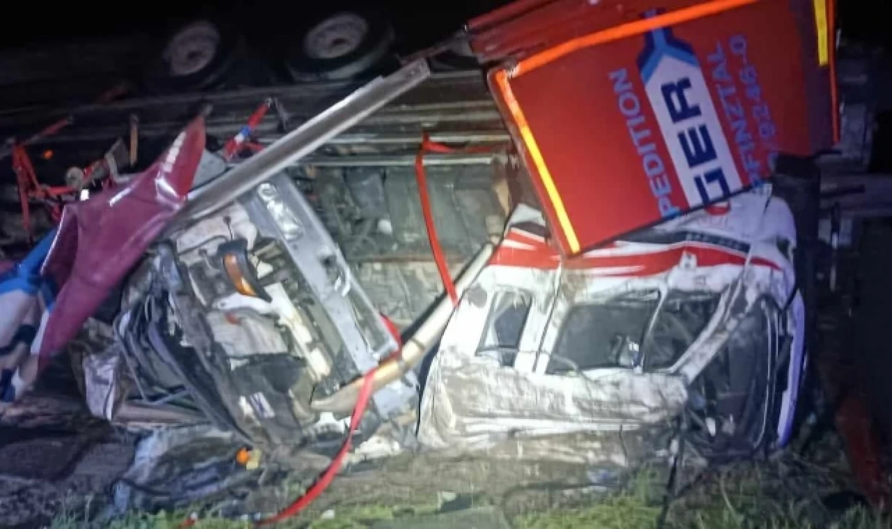 Amasya’da 3 tır kupası taşıyan tır devrildi: 1 yaralı