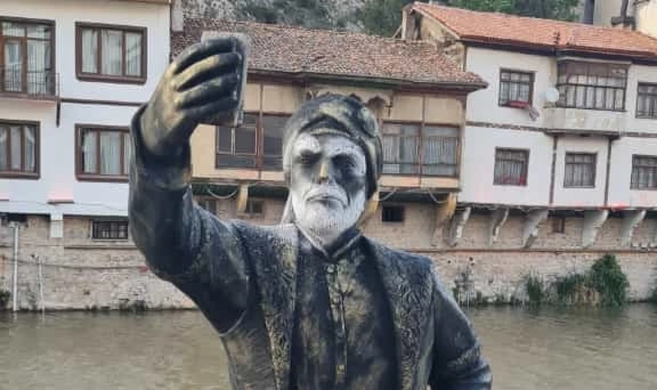 Amasya’da selfieci şehzade heykeline boyalı saldırı