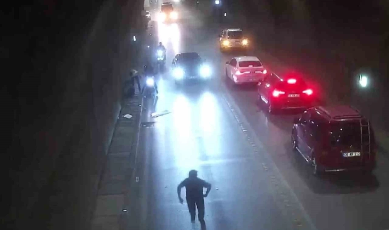 Amasya’da tünelde devrilen motosikletten düşerek metrelerce sürüklendiler, kaza anı kamerada