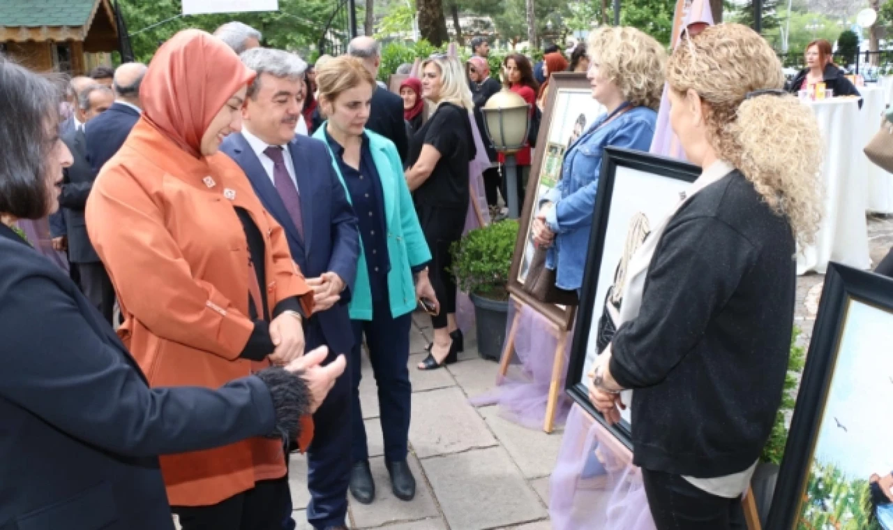 Anne Çocuk Sevgisi Temalı Resim Sergisi Düzenlendi