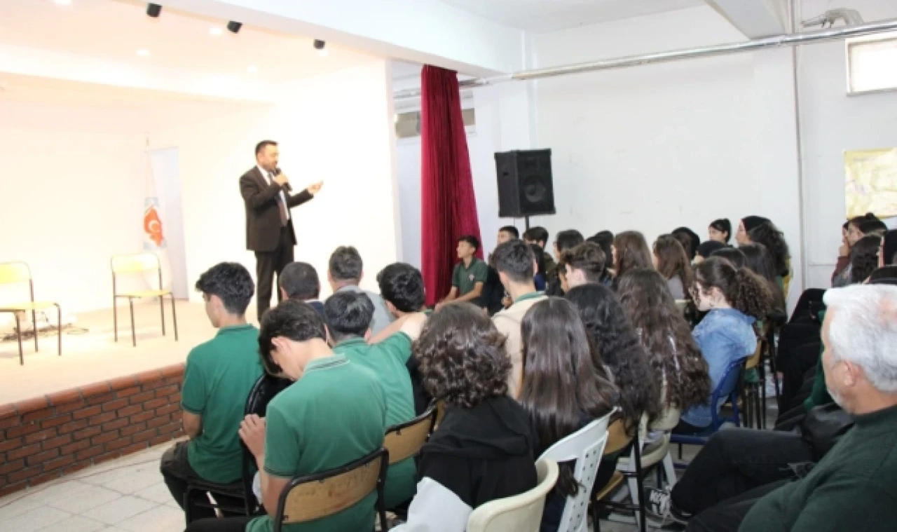 Ayvaz Öğrencilere Konferans Verdi