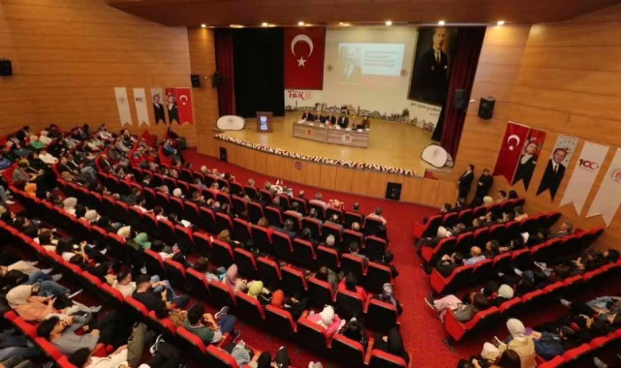 Doruk, Sempozyuma Katıldı
