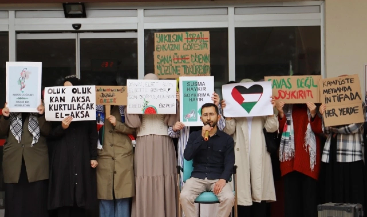 “Filistin’e Destek Öğrencilere Özgürlük” Temalı Gösteri Düzenlendi