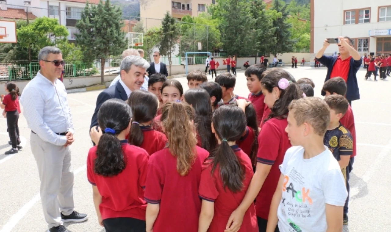 Geleneksel Çocuk Oyunları Okul Bahçelerinde Yaşıyor