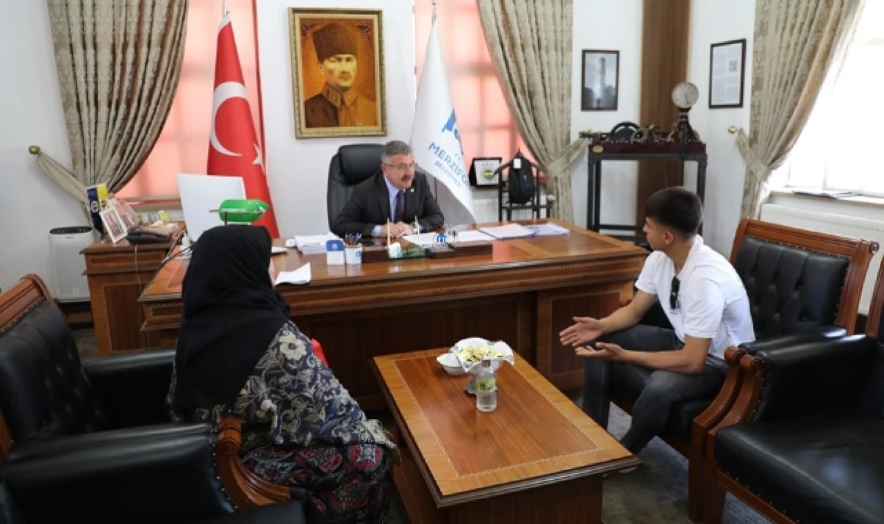 Kargı, Makam Odasında Vatandaşın Taleplerini Dinliyor