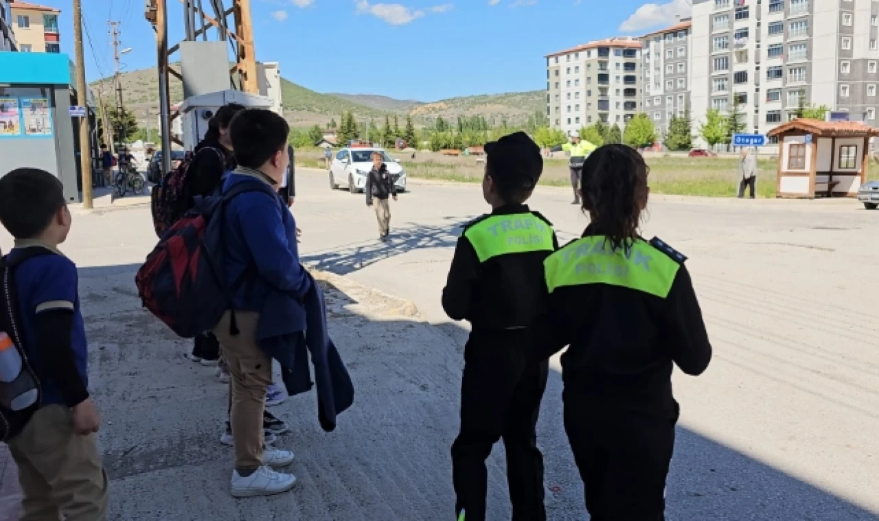 Minik Polislerden Trafik Uygulaması