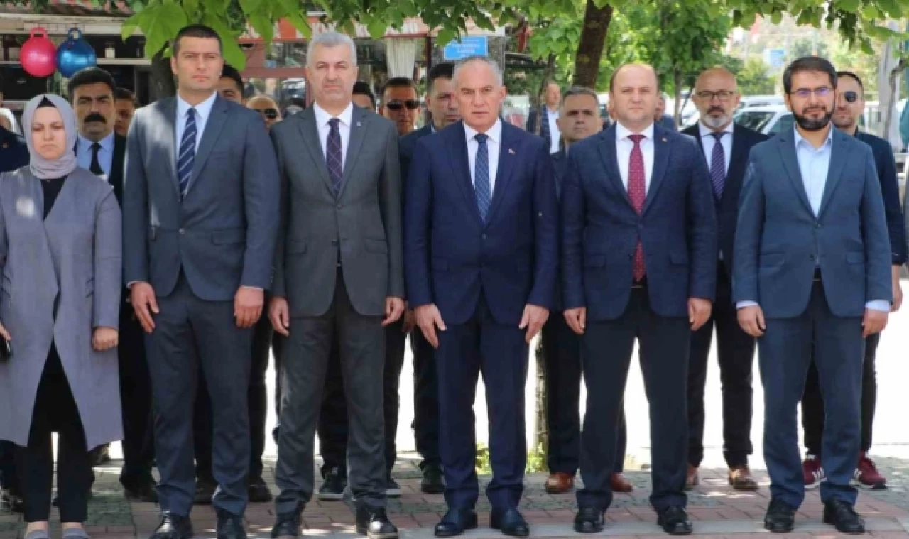 Taşova’da 19 Mayıs çelengi sunuldu