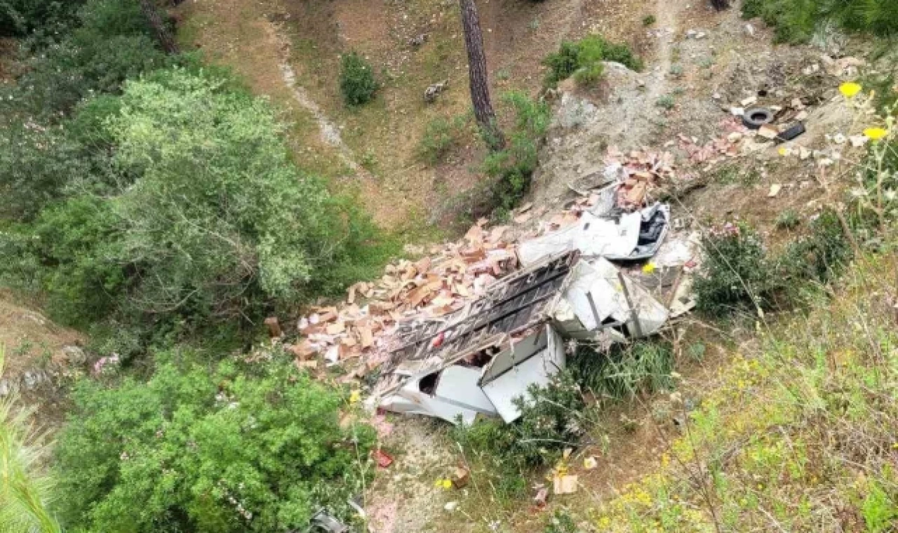 Tır uçuruma yuvarlandı: 1 ölü