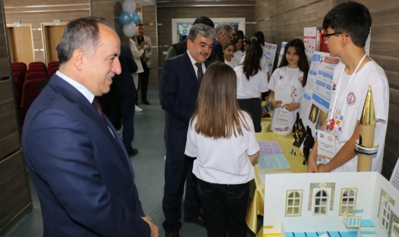 Türkmen, TÜBİTAK Bilim Fuarı Açılışına Katıldı