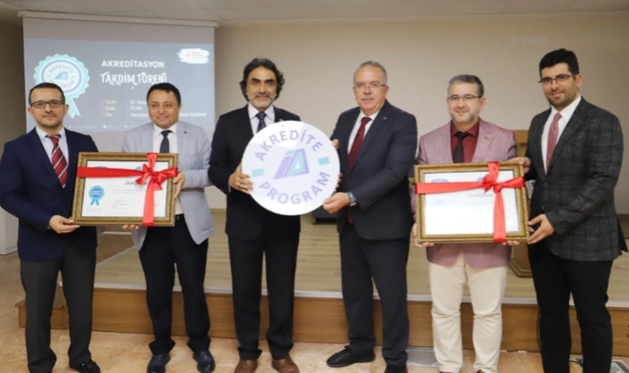 İlahiyat Fakültesine Akreditasyon Belgesi Törenle Verildi