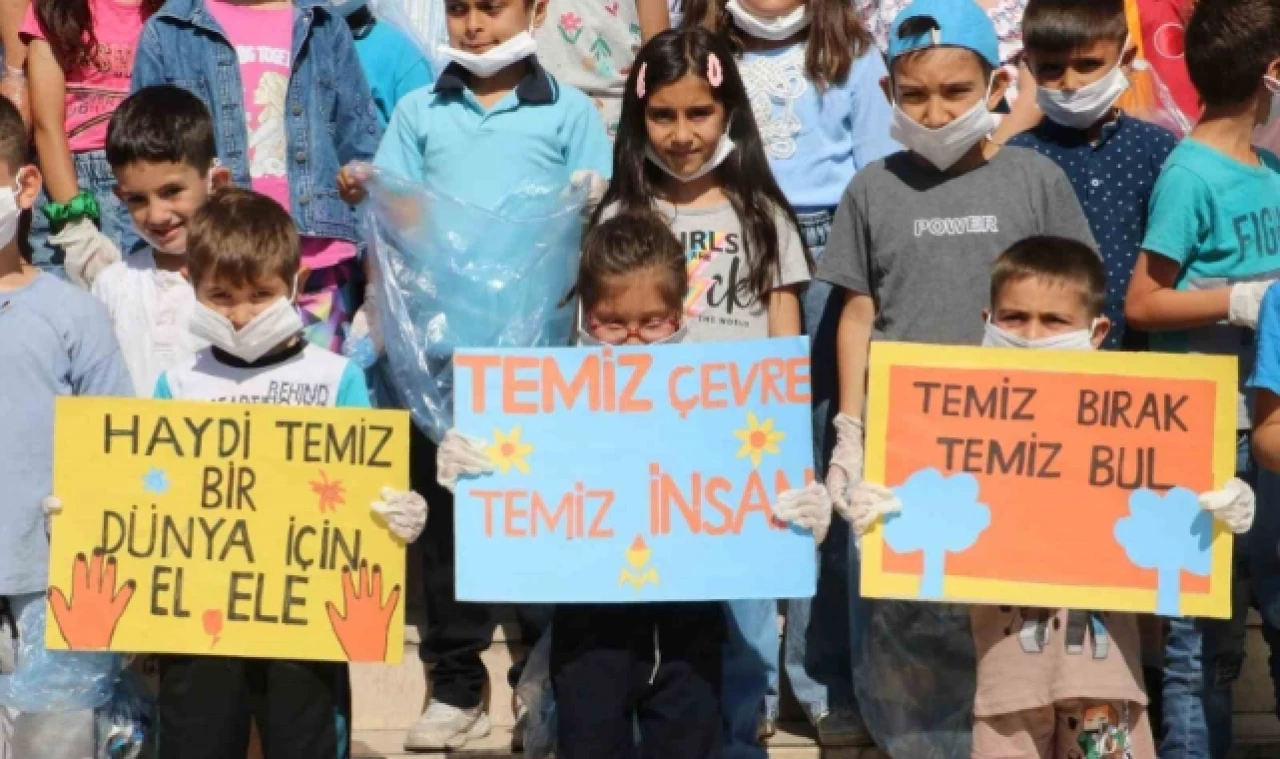 Öğrenciler 'Dünya Çevre Günü'nde mahalleyi temizledi