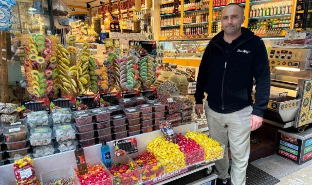 Yaşlı kadının kolonya hırsızlığı güvenlik kamerasında