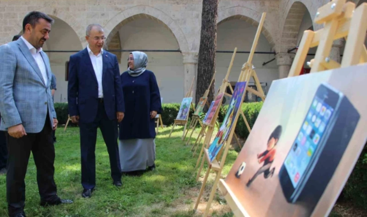 Amasya’da çocuklar cami bahçesinde kitap okudu